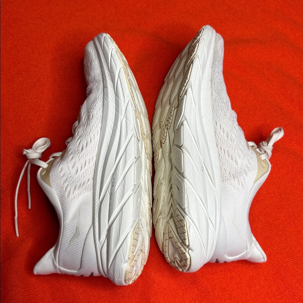 Hoka Clifton 8 running shoes/sneakers. White and cream, size 7.5 - Picture 2 of 8